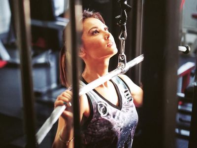 Foto: Miyabi Tampak Seksi Saat Olahraga, Siapa Sih Instrukturnya?