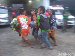 Kericuhan Warnai Laga Persebaya Vs MU, Polisi Tembakkan Gas Air Mata