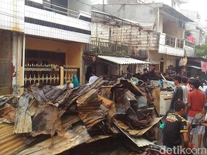 Warga Tamansari Masih Bersihkan Puing-puing Sisa Kebakaran