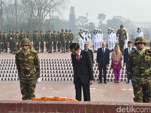 Foto: Doa dan Hormat Jokowi untuk Pahlawan Kemerdekaan Bangladesh