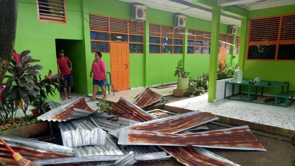 Penampakan SMP di Makassar yang Rusak Parah Diterjang Puting Beliung Penampakan SMP di Makassar yang Rusak Parah Diterjang Puting Beliung