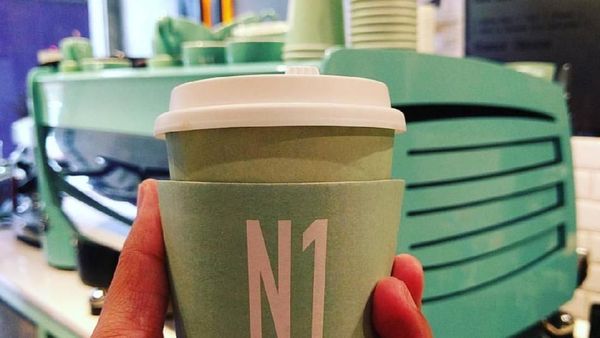 Asyiknya Ngopi dan Ngemil di Kafe Nuansa Biru Tosca Ini