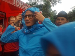 Diiringi Hujan, Sandi Hadiri Bazar OK OCE di Lapangan Palmerah