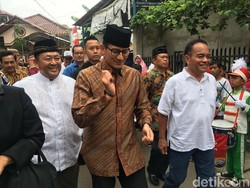 Temui Warga Kalisari, Sandi Disambut Marching Band Lagu Ondel-ondel