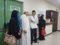 Kerabat Datang Jenguk Eggi Sudjana yang Masih Dirawat