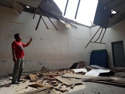 Diterjang Puting Beliung, 4 Ruang Kelas SMP di Makassar Rusak Parah