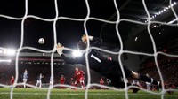 Liverpool mendapatkan hadiah penalti di menit ke-25. Firmino maju sebagai eksekutor, tapi tembakannya mengenai mistar gawang. Peluang untuk menyamakan skor pun terbuang percuma. Foto: Phil Noble/Reuters
