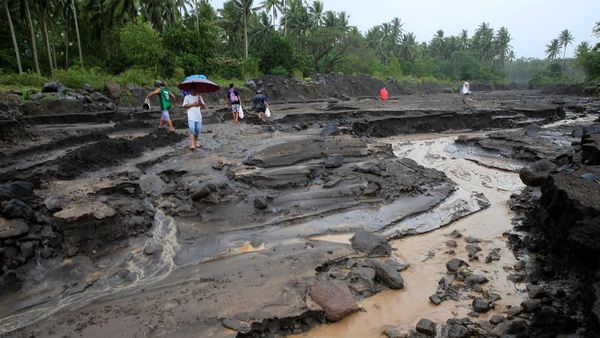 Foto: Gotong Royong Warga Filipina Lintasi Lahar Dingin Gunung Mayon