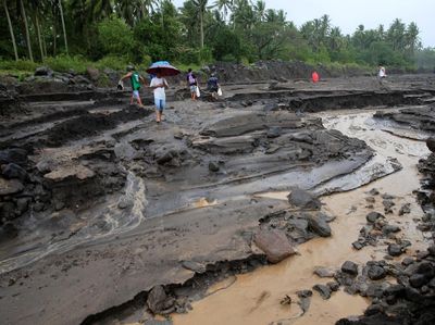 Foto: Gotong Royong Warga Filipina Lintasi Lahar Dingin Gunung Mayon