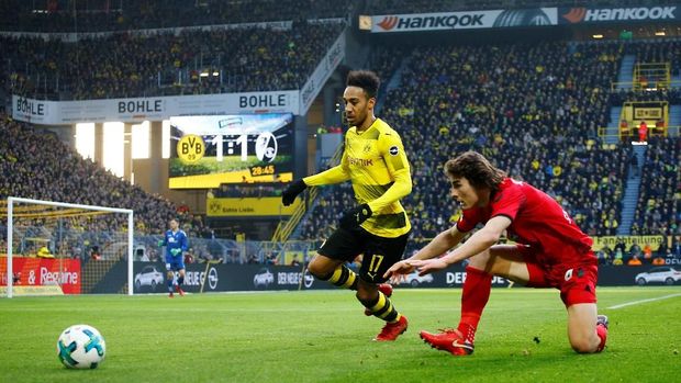 Kehadiran Aubameyang membuat Mesut Oezil kembali yakin bisa mengangkat prestasi Arsenal.