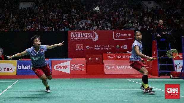 Greysia/Apriyani tampak kesulitan menghadapi permainan Gabriela/Stefani yang peringkatnya berada di bawah mereka.