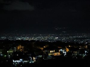 Melihat Cantiknya Bandung dari Ketinggian di Malam Hari