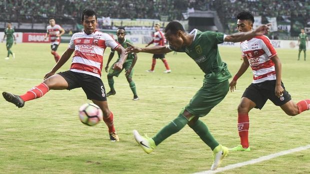 Ruben Sanadi menjadi titik yang terus diserang PSMS pada babak pertama.