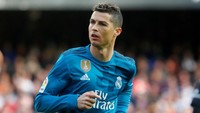 Madrid berhasil pulang dari Mestalla markas Valencia dengan kemenangan 4-1. Dua gol pertama El Real dicetak Ronaldo dari titik putih. (Foto: Heino Kalis/Reuters)