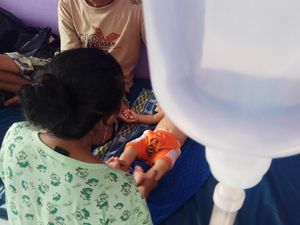 Mulut Melepuh, Bayi yang Diduga Disiram Air Panas Tak Bisa Menyusu Mulut Melepuh, Bayi yang Diduga Disiram Air Panas Tak Bisa Menyusu