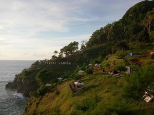 Asyiknya Kemah di Tepi Pantai Lampon Jateng