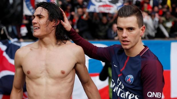 Edinson Cavani meluapkan kegembiraannya dengan melempar jersey ke penonton.