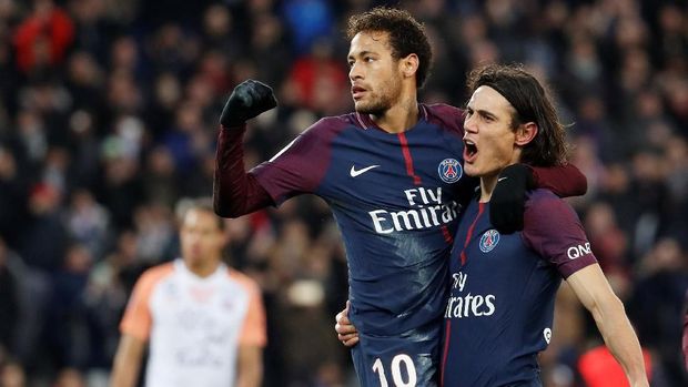 Neymar ikut merayakan gol yang dicetak Edinson Cavani.