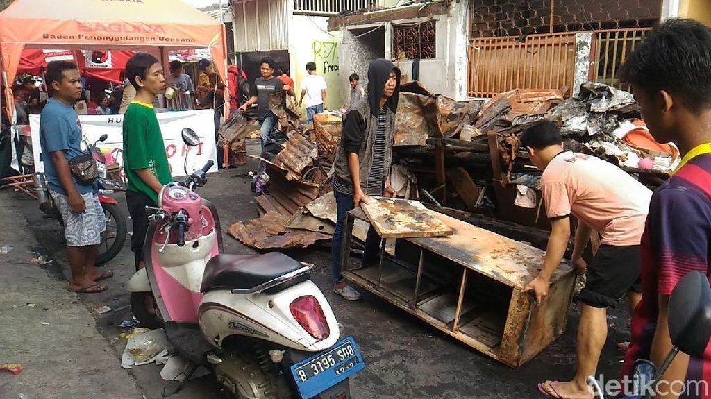 Foto: Warga Tamansari Jakbar Mengais Sisa-sisa Kebakaran Foto: Warga Tamansari Jakbar Mengais Sisa-sisa Kebakaran