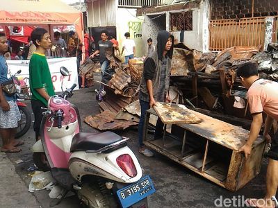 Foto: Warga Tamansari Jakbar Mengais Sisa-sisa Kebakaran