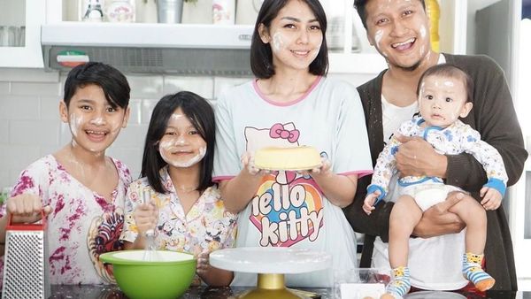 So Sweet! Arie Untung Sering Habiskan Waktu Makan Bersama Keluarganya