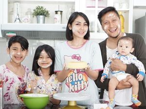 So Sweet! Arie Untung Sering Habiskan Waktu Makan Bersama Keluarganya So Sweet! Arie Untung Sering Habiskan Waktu Makan Bersama Keluarganya