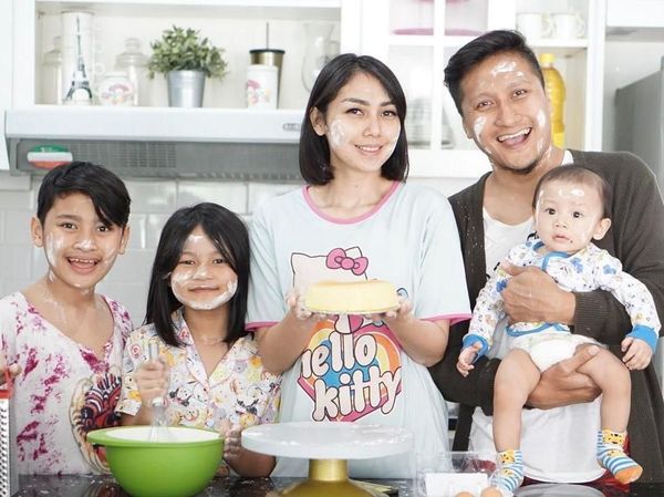 So Sweet! Arie Untung Sering Habiskan Waktu Makan Bersama Keluarganya