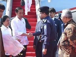 Bersepatu Kets Putih, Jokowi Tiba di Coxs Bazar Bangladesh
