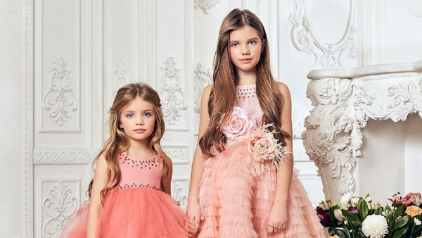 Anna dan Elena, Kakak Beradik dari Rusia yang Mirip Barbie