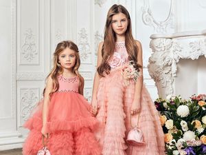 Anna dan Elena, Kakak Beradik dari Rusia yang Mirip Barbie
