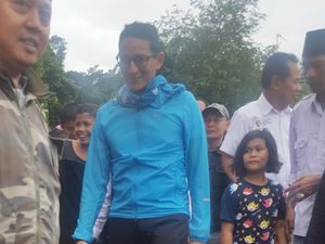 Gaya Santai Sandiaga Bersandal Jepit di Bazar OK OCE