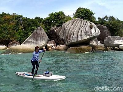 Nih Gaya Lincah Menteri Susi Ajak Cucu Berselancar di Laut