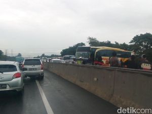 Ada Kecelakaan Bus, Tol Cikampek Arah Bandung Macet