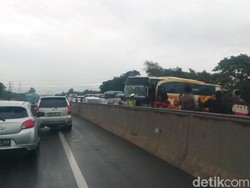 Ada Kecelakaan Bus, Tol Cikampek Arah Bandung Macet