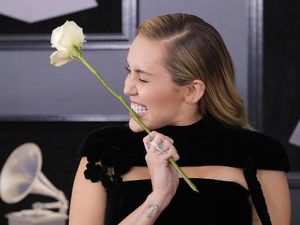 Duet Mark Ronson dan Miley Cyrus Kini Dalam Versi Akustik Duet Mark Ronson dan Miley Cyrus Kini Dalam Versi Akustik