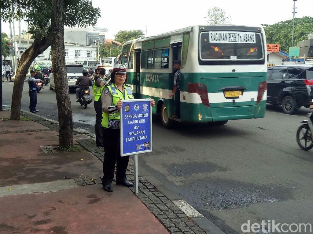 Polisi Sosialisasi Jalur Motor di Sudirman-Thamrin Polisi Sosialisasi Jalur Motor di Sudirman-Thamrin