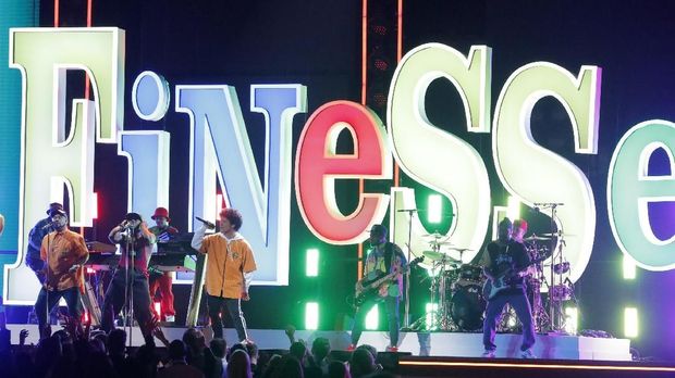 Bruno Mars menampilkan 'Finesse' di panggung Grammy.
