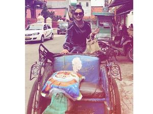 Gaya Unik Krisdayanti Gowes Becak Sambil Bawa Tas Hermes Ratusan Juta