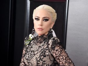 Lady Gaga sampai Neyo, Ramai-ramai Kenakan Bunga Putih di Grammy Awards