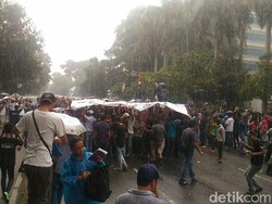 Aliando Bertahan di Depan Kemenhub Meski Diguyur Hujan Deras