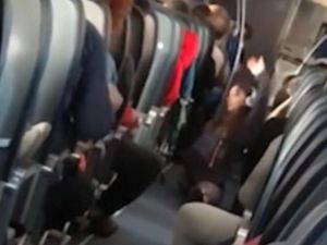 Viral! Heboh Video Wanita Yoga di Pesawat