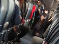 Viral! Heboh Video Wanita Yoga di Pesawat