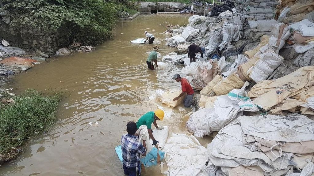 Foto: Melihat Buruh Pencuci Karung Industri di Serang