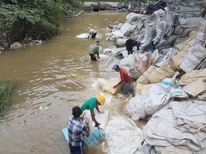 Foto: Melihat Buruh Pencuci Karung Industri di Serang