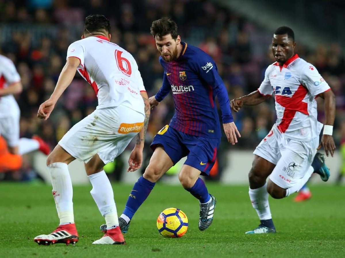 Lionel Messi saat beraksi di laga Barcelona melawan Deportivo Alaves. (Foto: Albert Gea/Reuters)