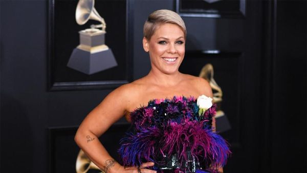 Foto: 10 Artis Berpenampilan Terburuk di Red Carpet Grammy Awards 2018