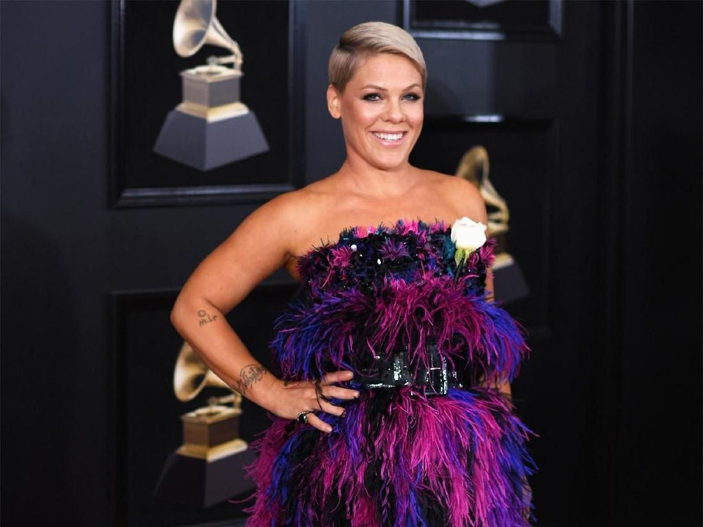 Foto: 10 Artis Berpenampilan Terburuk di Red Carpet Grammy Awards 2018 Foto: 10 Artis Berpenampilan Terburuk di Red Carpet Grammy Awards 2018