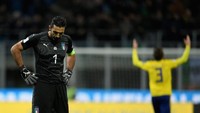 Malang untuk Buffon, dia bisa jadi tak akan muncul lagi di Piala Dunia. Italia gagal lolos ke Piala Dunia 2018 setelah dikalahkan Swedia di playoff. Buffon menangis terisak atas kegagalan tersebut dan langsung menyatakan mundur dari timnas (Claudio Villa/Getty Images)