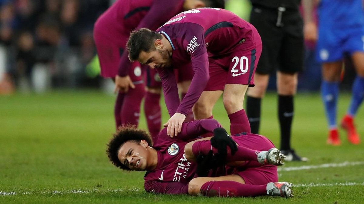 Leory Sane mengalami cedera pergelangan kaki saat Manchester City menghadapi Cardiff City di Piala FA (Foto: Andrew Boyers/Action Images via Reuters)