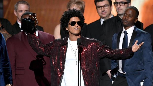 NEW YORK, NY - JANUARY 28:  Recording artist Bruno Mars (C) accepts Album of the Year for '24K Magic' with production team onstage during the 60th Annual GRAMMY Awards at Madison Square Garden on January 28, 2018 in New York City.  (Photo by Kevin Winter/Getty Images for NARAS)